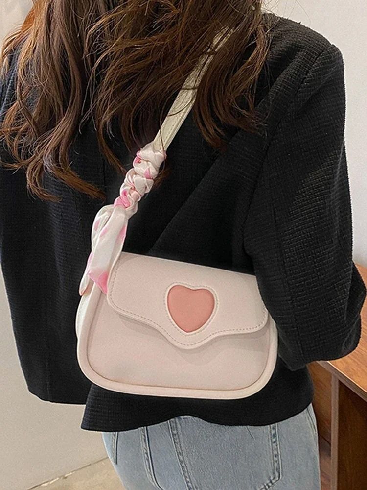 Fashion Retro Love Heart Saddle Shoulder Bag